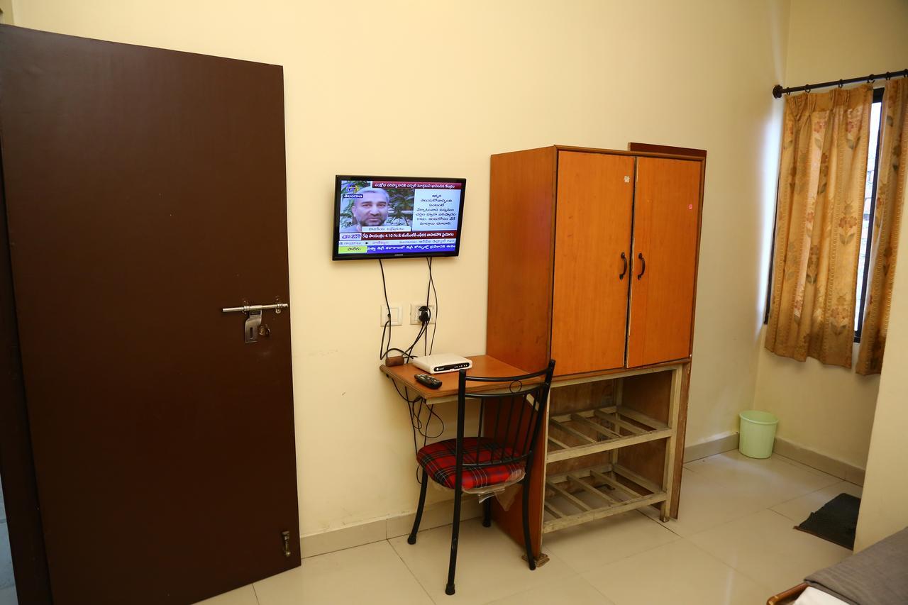 Sri Sai Krishna Deluxe Lodge Hyderabad Luaran gambar